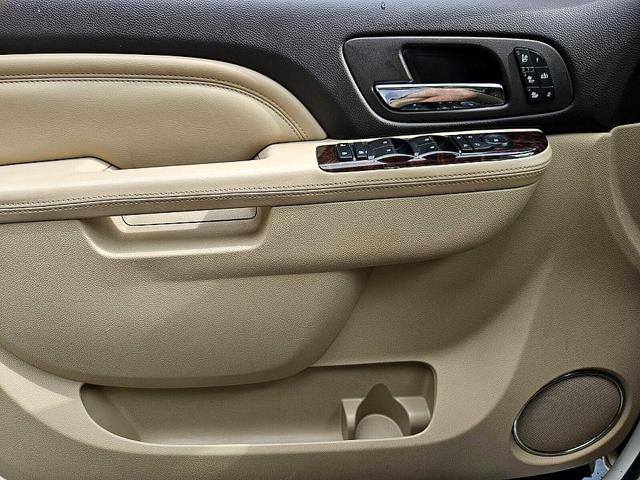 Photo of 2014 White GMC Yukon XL