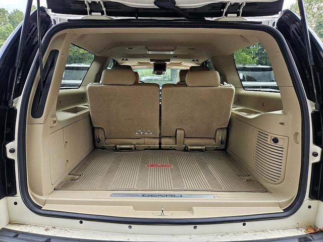 Photo of 2014 White GMC Yukon XL