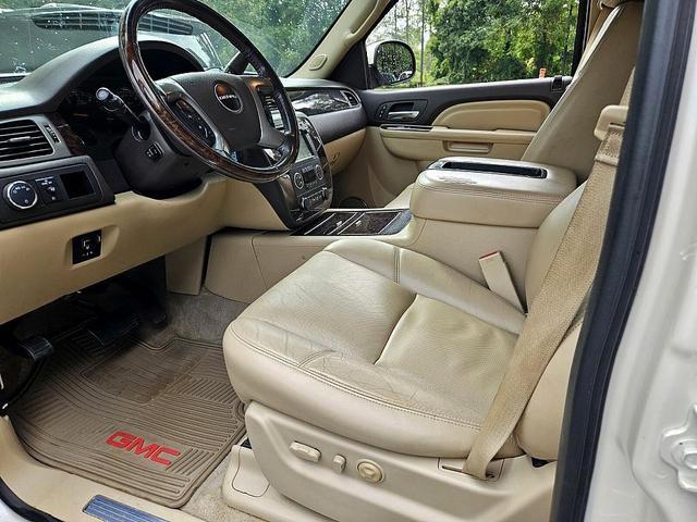 Photo of 2014 White GMC Yukon XL