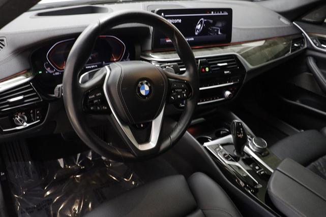 Photo of 2022 Alpine White BMW 530