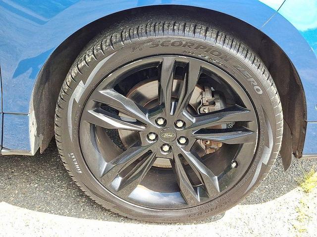 Photo of 2019 Agate Black Metallic Ford Edge