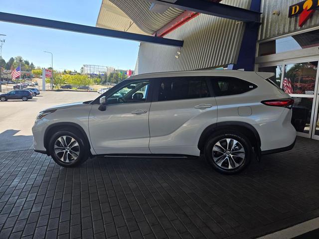 Photo of 2023 Wind Chill Pearl Toyota Highlander