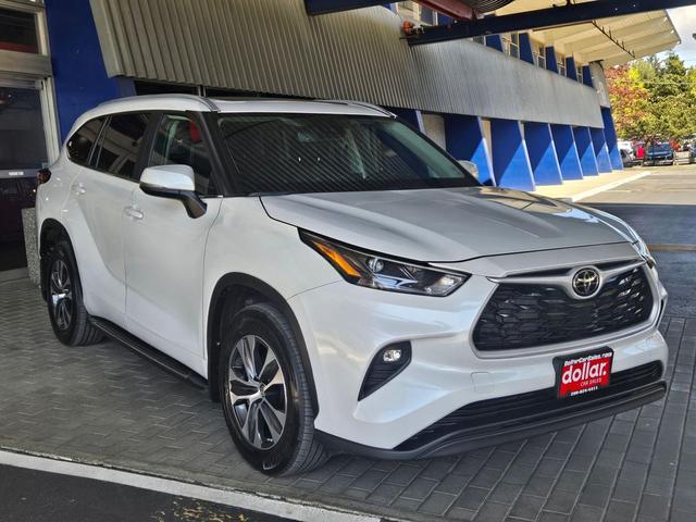 Photo of 2023 Wind Chill Pearl Toyota Highlander