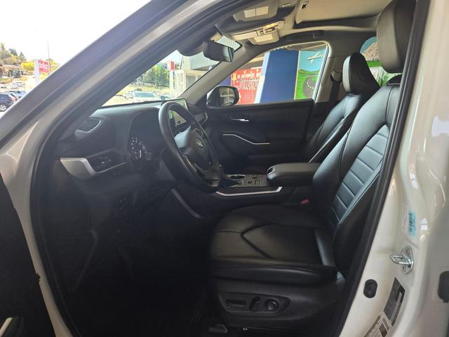Photo of 2023 Wind Chill Pearl Toyota Highlander