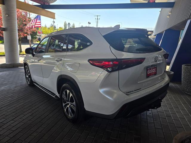 Photo of 2023 Wind Chill Pearl Toyota Highlander