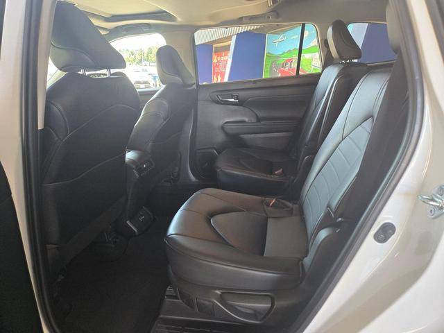 Photo of 2023 Wind Chill Pearl Toyota Highlander
