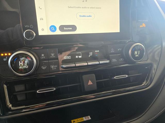 Photo of 2023 Wind Chill Pearl Toyota Highlander