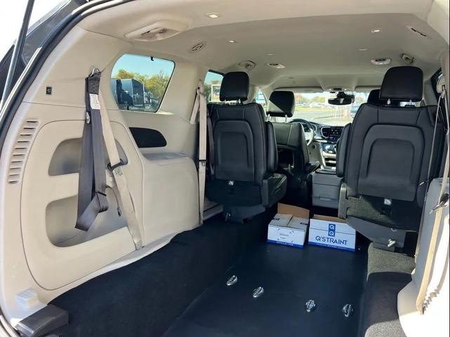 Photo of 2022 Gray Chrysler Pacifica
