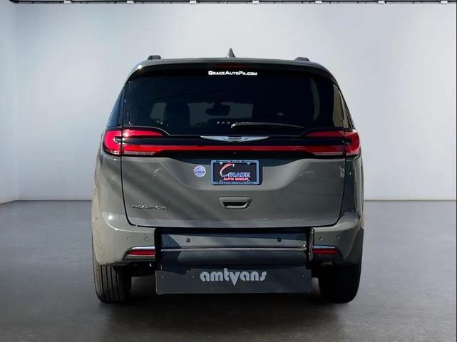 Photo of 2022 Gray Chrysler Pacifica