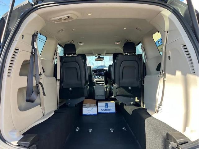 Photo of 2022 Gray Chrysler Pacifica