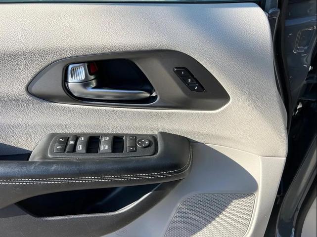 Photo of 2022 Gray Chrysler Pacifica