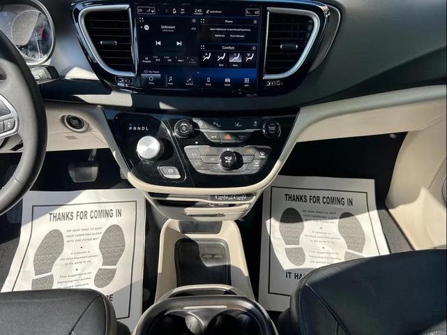 Photo of 2022 Gray Chrysler Pacifica