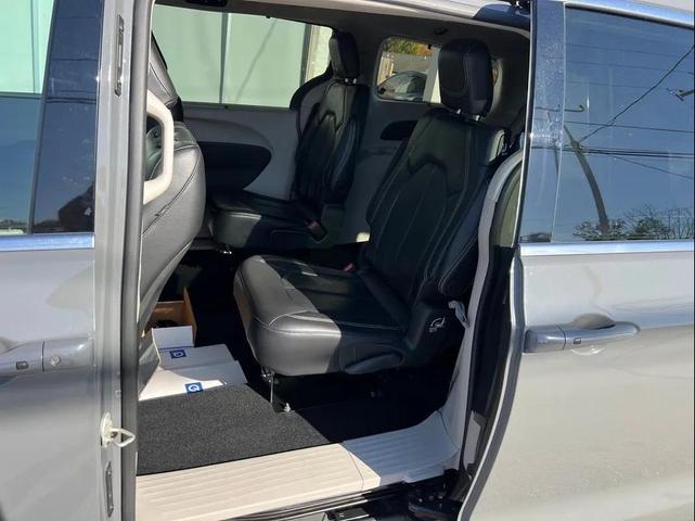 Photo of 2022 Gray Chrysler Pacifica