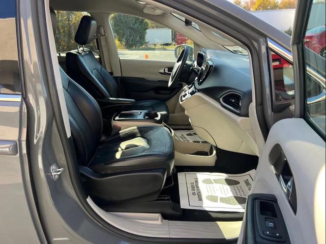 Photo of 2022 Gray Chrysler Pacifica