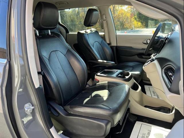 Photo of 2022 Gray Chrysler Pacifica