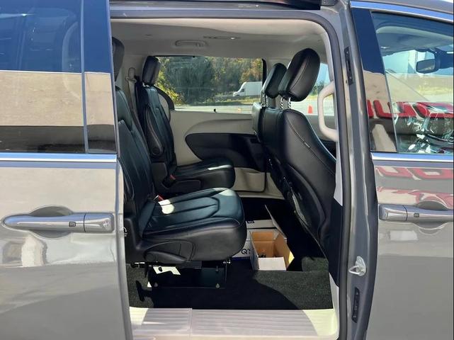 Photo of 2022 Gray Chrysler Pacifica