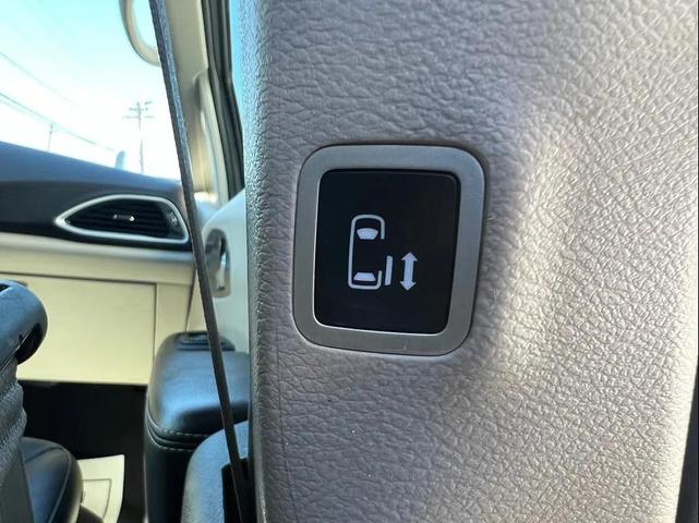 Photo of 2022 Gray Chrysler Pacifica