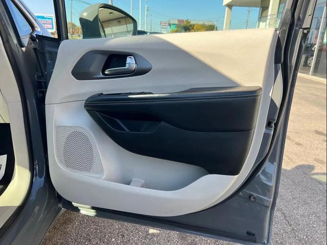 Photo of 2022 Gray Chrysler Pacifica