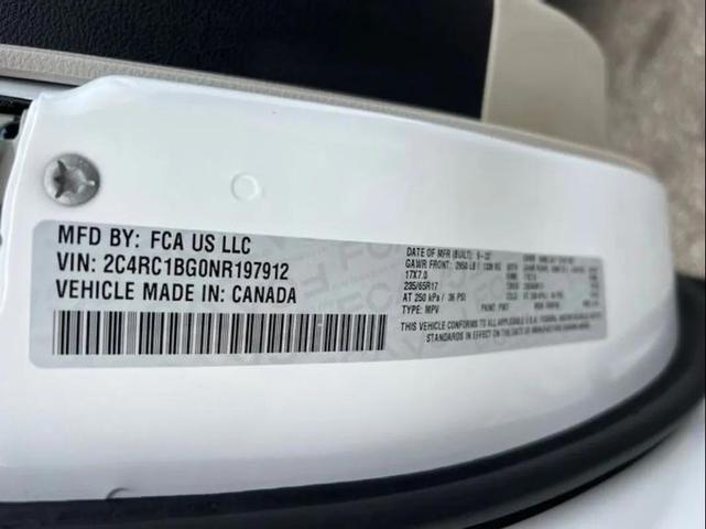 Photo of 2022 Bright White Clearcoat Chrysler Pacifica
