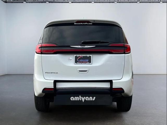 Photo of 2022 Bright White Clearcoat Chrysler Pacifica