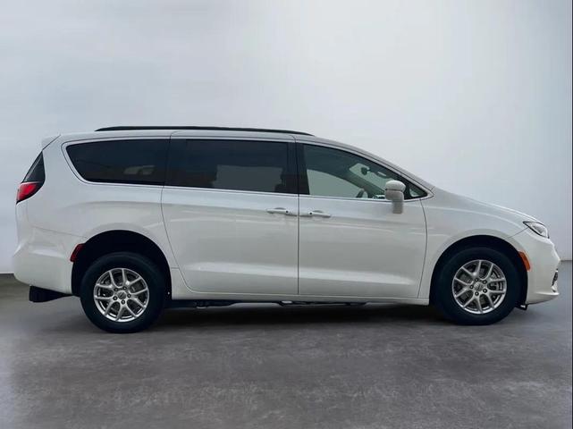 Photo of 2022 Bright White Clearcoat Chrysler Pacifica