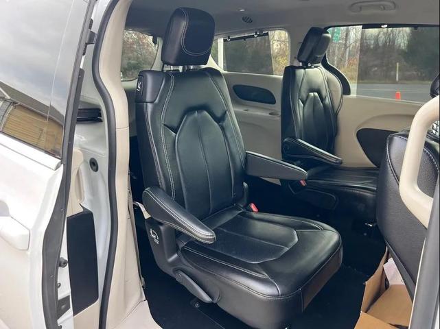 Photo of 2022 Bright White Clearcoat Chrysler Pacifica