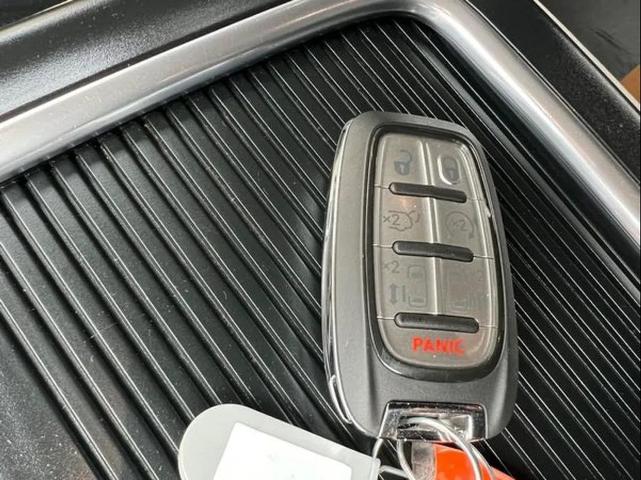 Photo of 2022 Bright White Clearcoat Chrysler Pacifica
