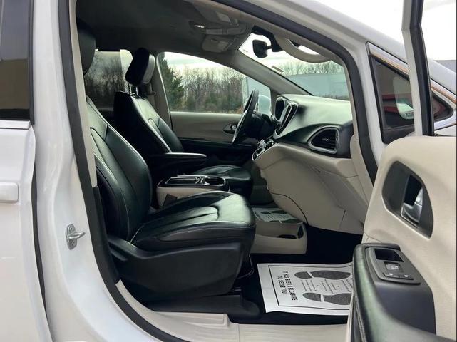 Photo of 2022 Bright White Clearcoat Chrysler Pacifica