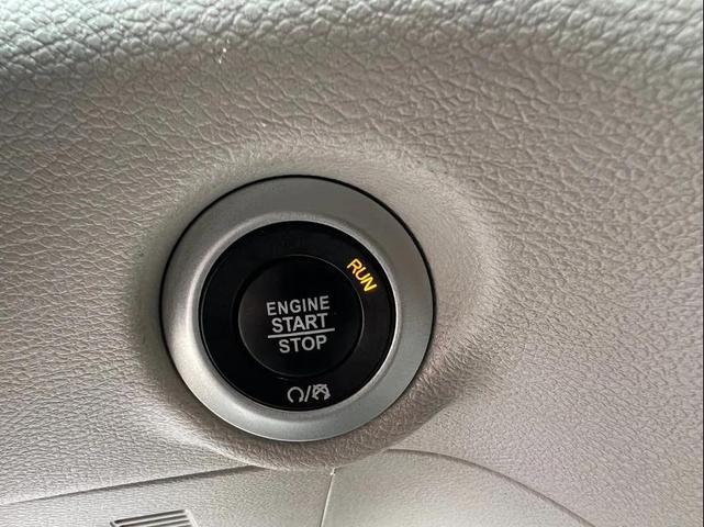 Photo of 2022 Bright White Clearcoat Chrysler Pacifica