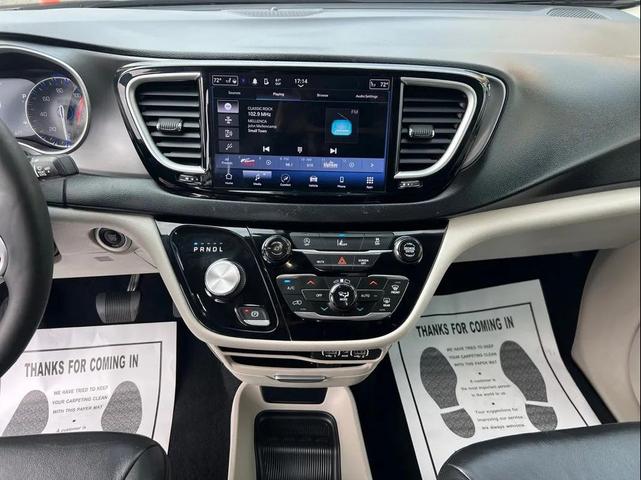 Photo of 2022 Bright White Clearcoat Chrysler Pacifica