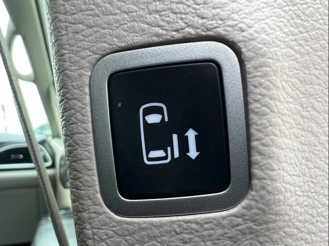 Photo of 2022 Bright White Clearcoat Chrysler Pacifica
