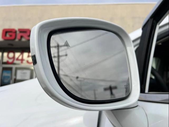 Photo of 2022 Bright White Clearcoat Chrysler Pacifica