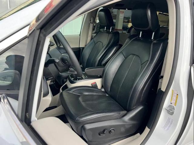 Photo of 2022 Bright White Clearcoat Chrysler Pacifica