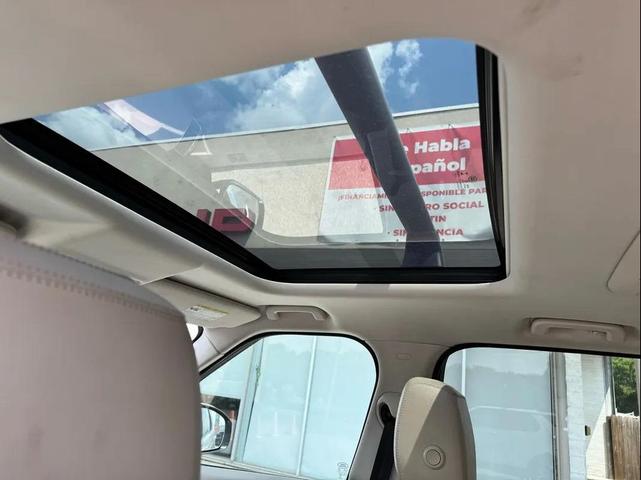 Photo of 2019 White Land Rover Discovery