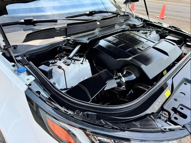 Photo of 2019 White Land Rover Discovery