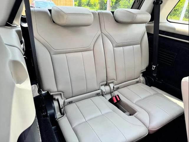 Photo of 2019 White Land Rover Discovery