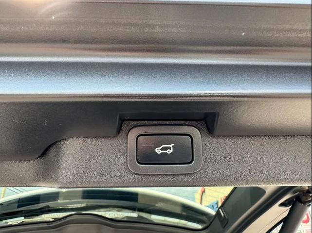 Photo of 2019 White Land Rover Discovery