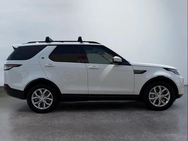 Photo of 2019 White Land Rover Discovery
