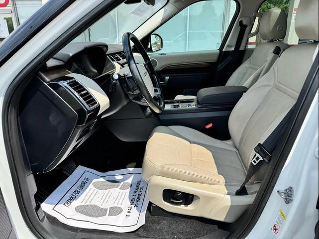 Photo of 2019 White Land Rover Discovery