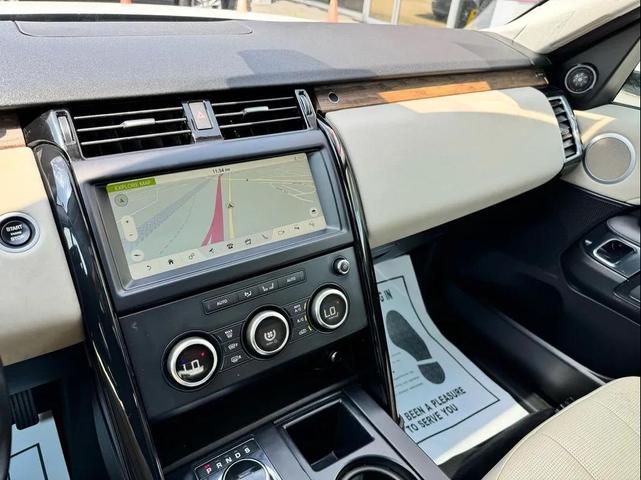 Photo of 2019 White Land Rover Discovery