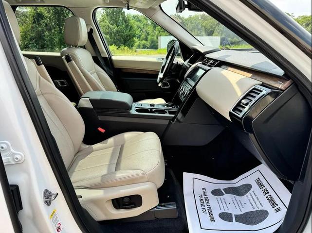 Photo of 2019 White Land Rover Discovery