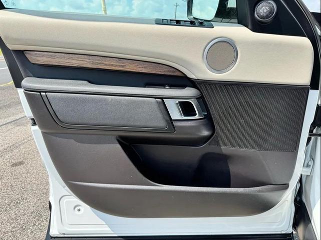 Photo of 2019 White Land Rover Discovery