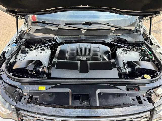 Photo of 2019 White Land Rover Discovery