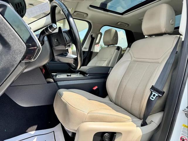 Photo of 2019 White Land Rover Discovery