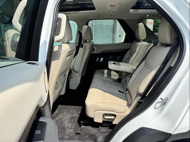 Photo of 2019 White Land Rover Discovery