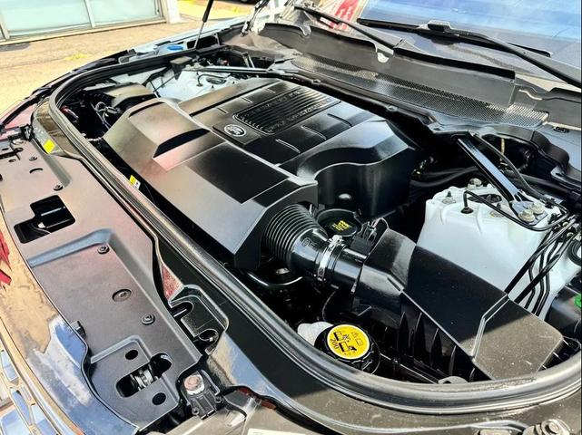 Photo of 2019 White Land Rover Discovery