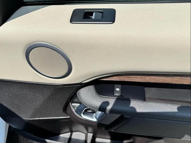 Photo of 2019 White Land Rover Discovery