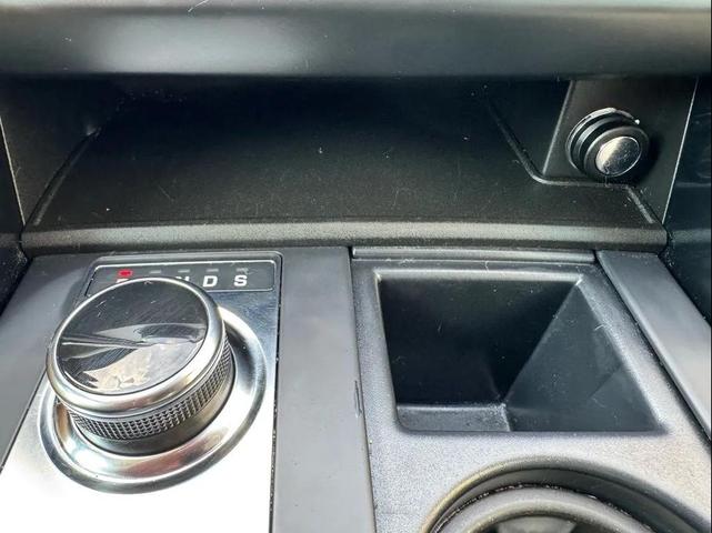 Photo of 2019 White Land Rover Discovery