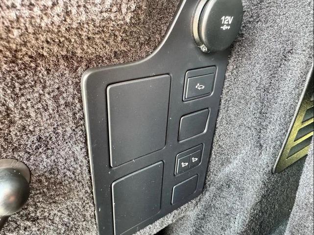 Photo of 2019 White Land Rover Discovery