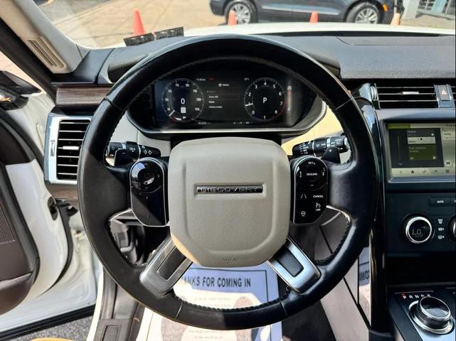 Photo of 2019 White Land Rover Discovery